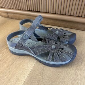 KEEN WOMEN'S ROSE SANDAL
GARGOYLE/RAVEN